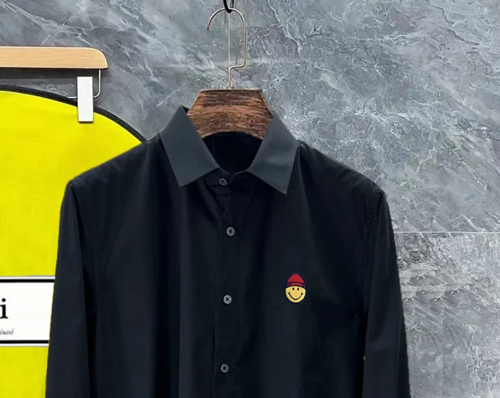 Ami Amy's early spring New Arrival high-tech pure cotton and bamboo fiber blended casual lapel shirt! Trading company channels are rare and available on the official website simultaneously! A classic iconic piece with excellent tailoring and unparalleled comfort, it is an indispensable shirt for spring, summer and autumn! A style that has always been popular, Classic will never go out of style! This shirt is customized by the customer. It is made of 50% cotton + 50% bamboo fiber. It is blended to create a silky high-tech cotton fabric. The ready-made garment is processed with a special process to maximize comfort and softness. It feels silky, soft and light, ensuring the comfort and breathability of the wearer. It can also be used as a sun protection garment in spring and summer! The shirt is an indispensable item in the modern casual wardrobe. With its loose gallery cut and lapel design, the upper body has the temperament of a shirt and the toughness of a big-name brand. In many clothing fields, quality control and style design have always been appropriate, making it a reassuring choice! Size: 39-43 (M-3XL) Color: Black White Size recommendation: Height 174-140 pounds, try on size 40! Boys' weight: Choose size 39 if you are under 135 pounds, choose size 40 if you are 138-145 pounds, choose size 41 if you are 145-155 pounds, choose size 42 if you are 155-165 pounds, choose size 43 if you are 165-185 pounds!